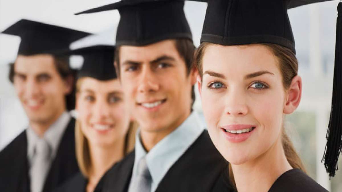 Wir gratulieren den Absolventen und wünschen ihnen viel Erfolg auf ihrem weiteren Lebensweg!