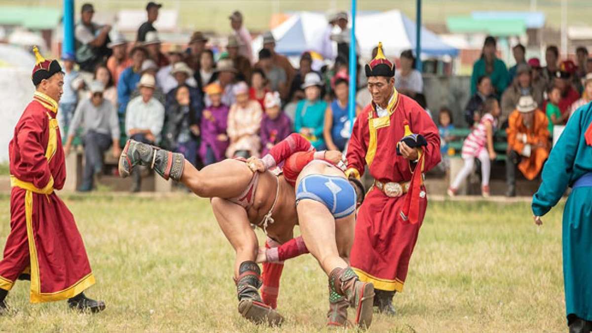 Tauchen Sie ein in die faszinierende Welt der mongolischen Kultur und Traditionen beim Naadam-Festival.