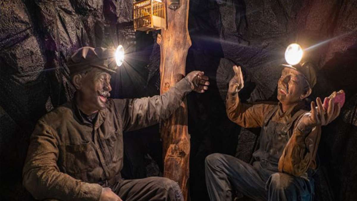 Erfahren Sie mehr über die tief verwurzelte Tradition und die festlichen Feierlichkeiten in den Bergbaugemeinschaften der ehemaligen UdSSR.