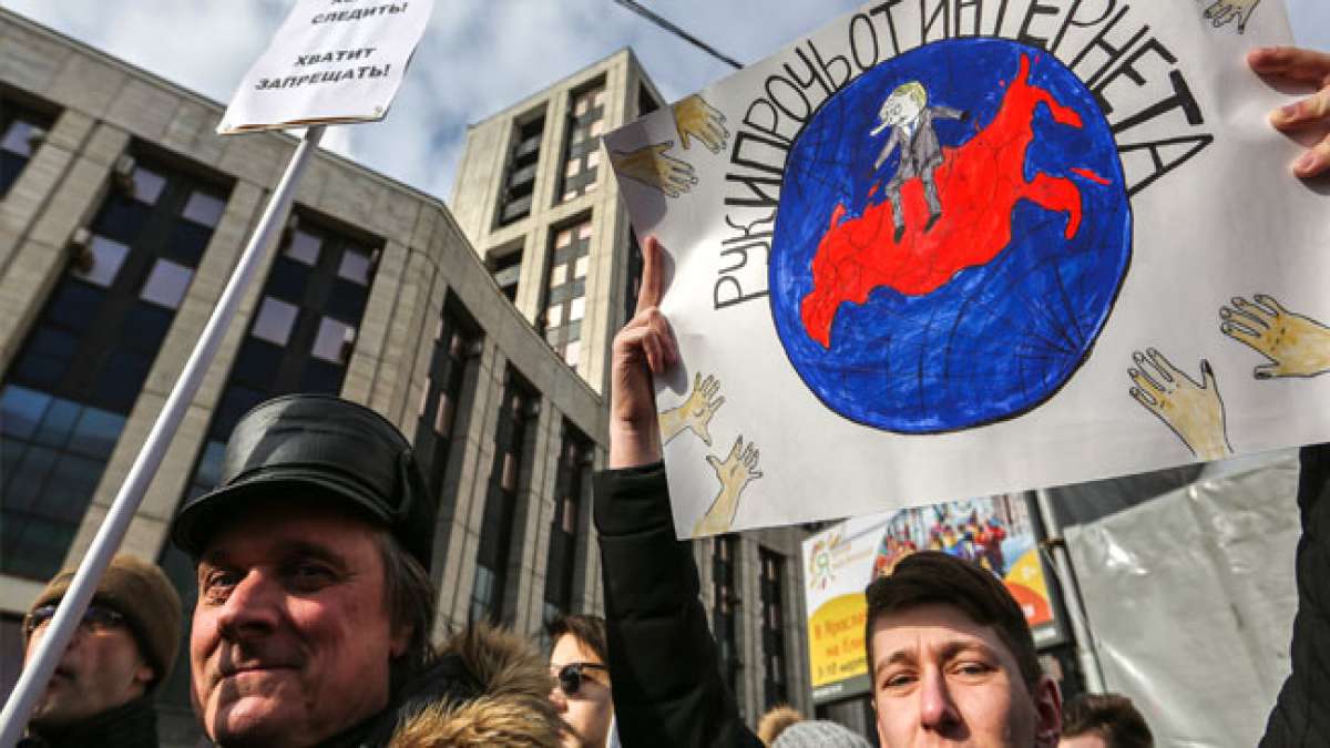 Entdecken Sie die Meilensteine der russischen Online-Welt und feiern Sie den Tag, an dem das Internet in Russland seinen Siegeszug begann.