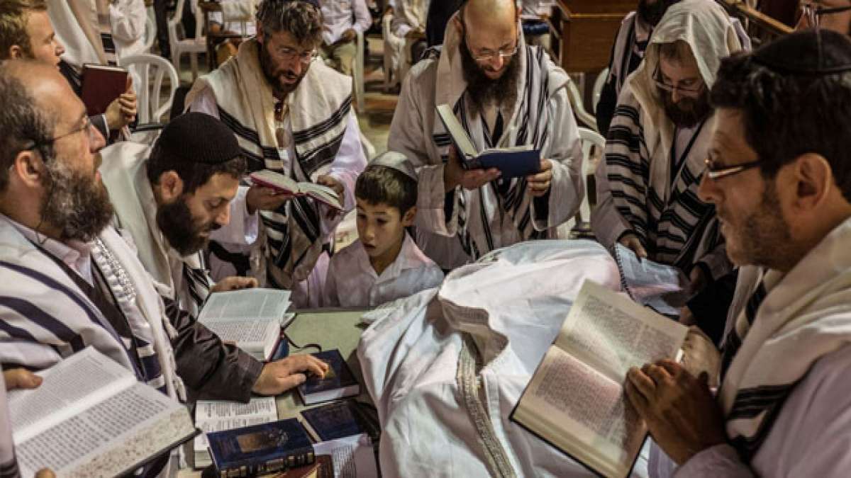 Erfahren Sie mehr über die rituellen Bräuche und die emotionale Tiefe von Jom Kippur.