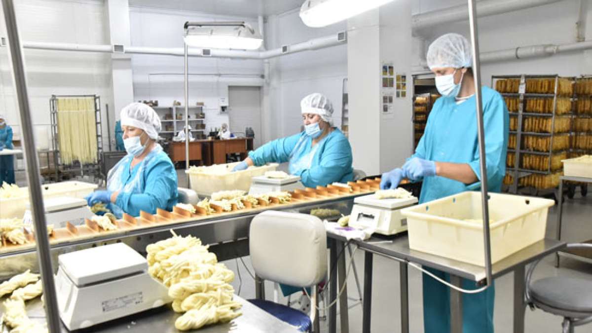 Zu den festlichen Veranstaltungen gehören die Würdigung der Arbeit von Lebensmittelarbeitern und fröhliche Feste.