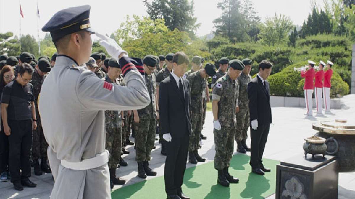 Gedenken Sie am Volkstrauertag in Südkorea den gefallenen Soldaten und nehmen Sie an der traditionellen Gedenkfeier auf dem Nationalfriedhof von Seoul teil. Gedenken Sie am Volkstrauertag in Südkorea den gefallenen Soldaten und nehmen Sie an der traditionellen Gedenkfeier auf dem Nationalfriedhof von Seoul teil.
