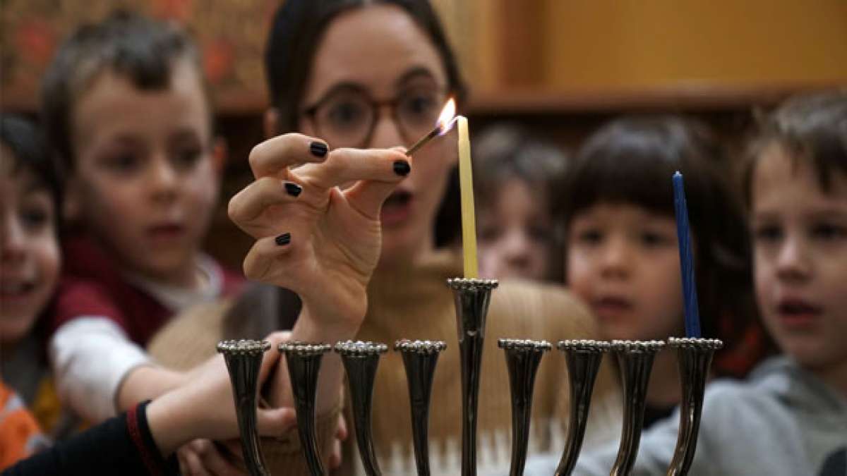 Tauchen Sie ein in die festliche Atmosphäre von Lichtern, Freude, leckerem Essen und traditionellen Spielen. Tauchen Sie ein in die festliche Atmosphäre von Lichtern, Freude, leckerem Essen und traditionellen Spielen.