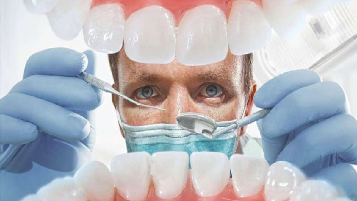 Zu den Traditionen der Feierlichkeiten gehört die Ehrung von Ärzten und Beschäftigten der Dentalindustrie.
