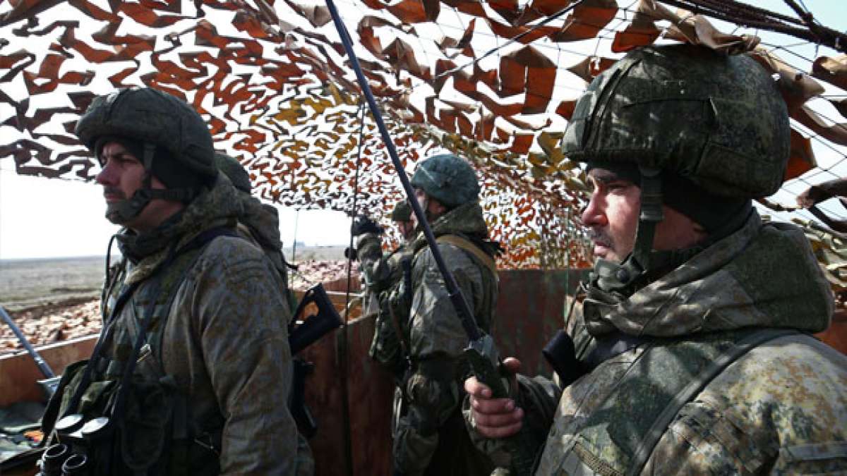 Er wird von militärischen Verbindungsoffizieren und Spezialisten verwandter Berufe in militärischen Einheiten und Unterabteilungen begangen.