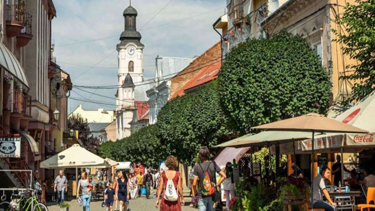 Feiern Sie den Tag der Stadt Uzhgorod, eine Stadt mit einer reichen Geschichte, die im Jahr 893 gegründet wurde. Feiern Sie den Tag der Stadt Uzhgorod, eine Stadt mit einer reichen Geschichte, die im Jahr 893 gegründet wurde.