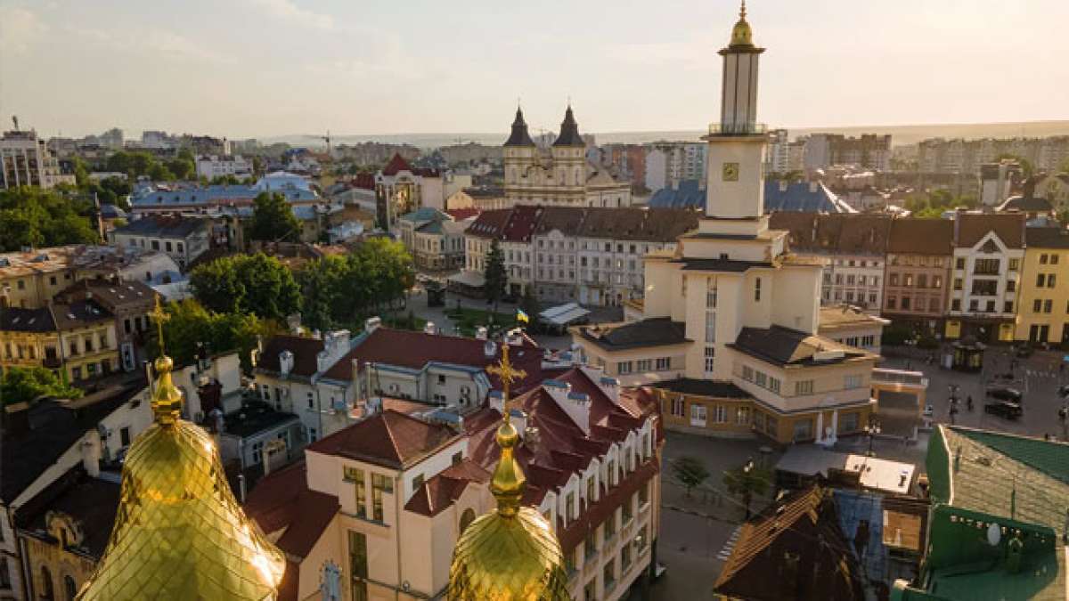 Erleben Sie den Tag der Stadt Iwano-Frankiwsk, das pulsierende kulturelle Zentrum der Vorkarpatenregion in der Ukraine.