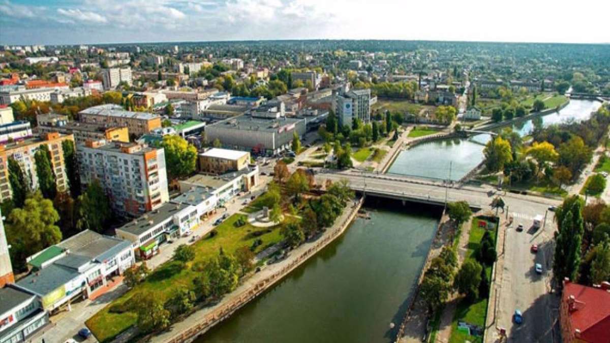 Zu den traditionellen Feierlichkeiten gehören ein Fest und eine Parade, Konzerte, Ausstellungen und Messen, Meisterkurse und Kinderattraktionen. Zu den traditionellen Feierlichkeiten gehören ein Fest und eine Parade, Konzerte, Ausstellungen und Messen, Meisterkurse und Kinderattraktionen.