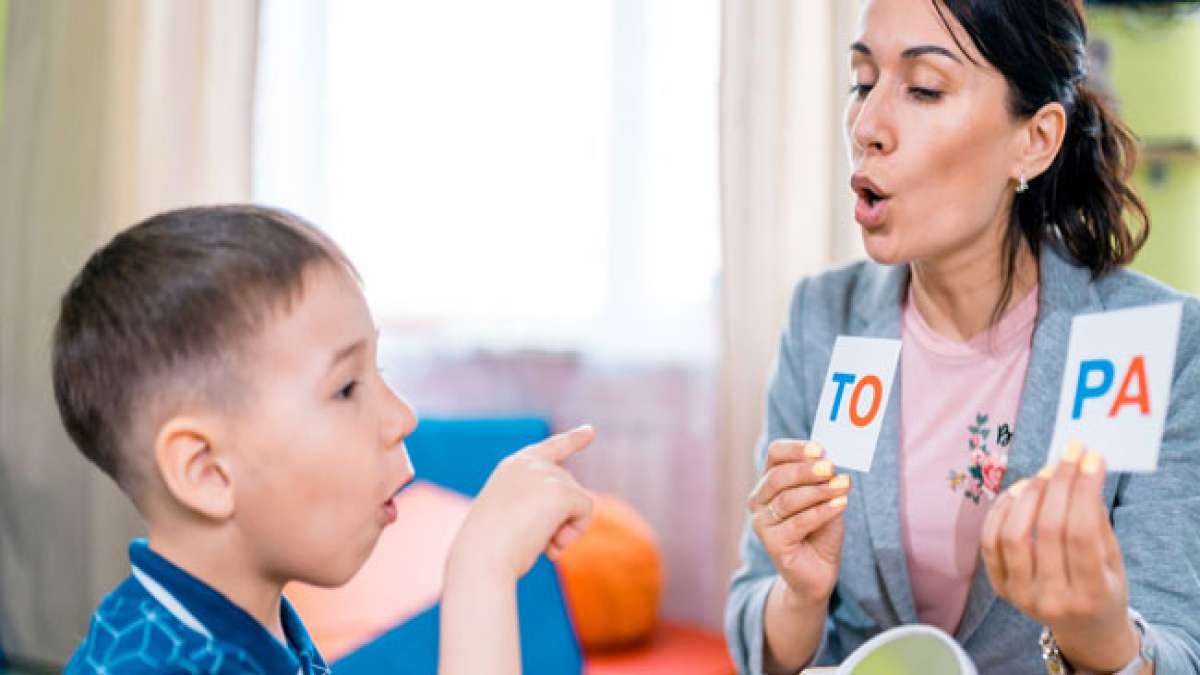 Die Veranstaltungen an diesem Tag zielen darauf ab, das Wissen über Sprachprobleme, Spezialisten und Methoden der Sprachkorrektur zu verbreiten.