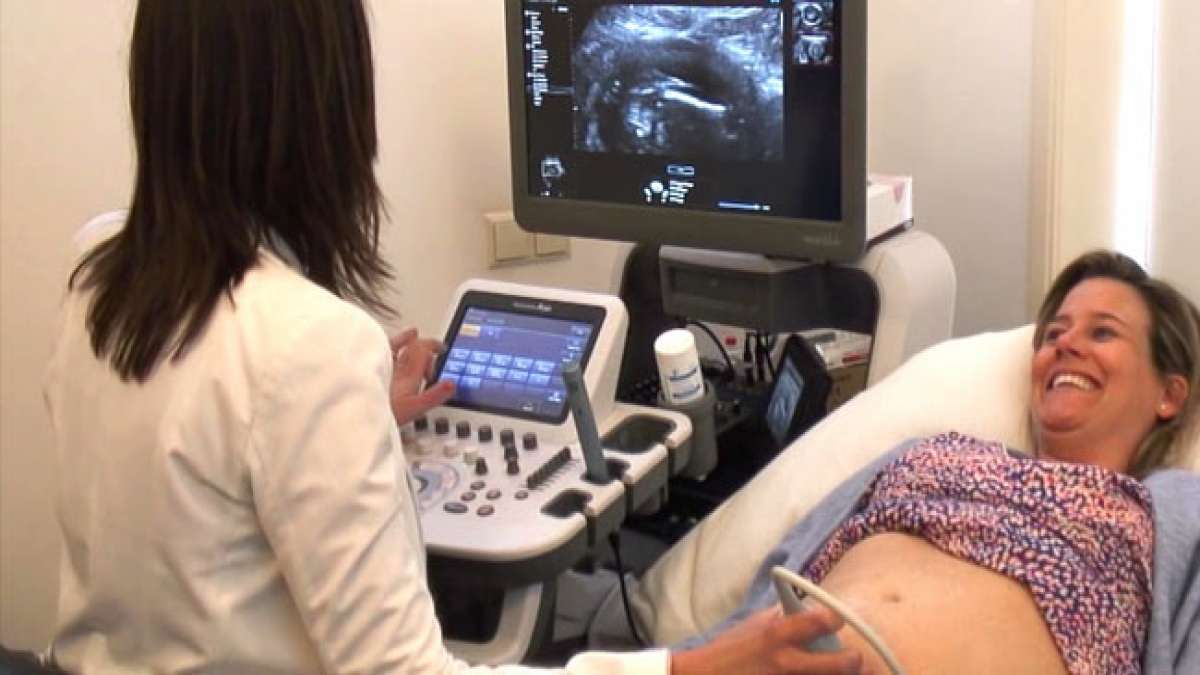 Hebammen spielen eine wichtige Rolle für die Gesundheit von Müttern und Neugeborenen. Hebammen spielen eine wichtige Rolle für die Gesundheit von Müttern und Neugeborenen.