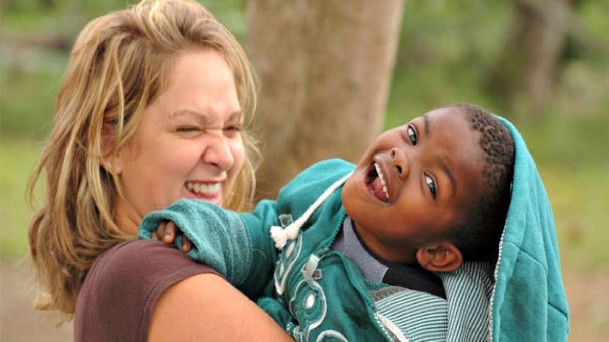Zu den Sensibilisierungsmaßnahmen gehören humanitäre Hilfe und die Vermittlung von Wissen über die humanitäre Gemeinschaft.