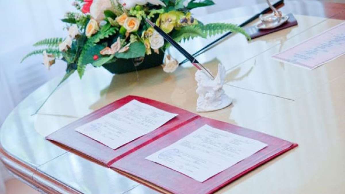 Am 18. Dezember wird in einigen Ländern der ehemaligen Sowjetunion der Tag der Standesbeamten begangen. An diesem Tag wird die wichtige Arbeit der Standesbeamten gewürdigt, die wichtige Momente im Leben von Menschen begleiten.