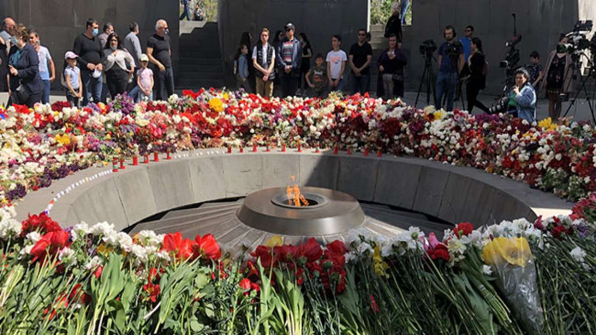 Gedenken Sie am Tag des Gedenkens an die unterdrückten Menschen in Armenien den Opfern der stalinistischen Repressionen und der Deportation von Tausenden von Armeniern.