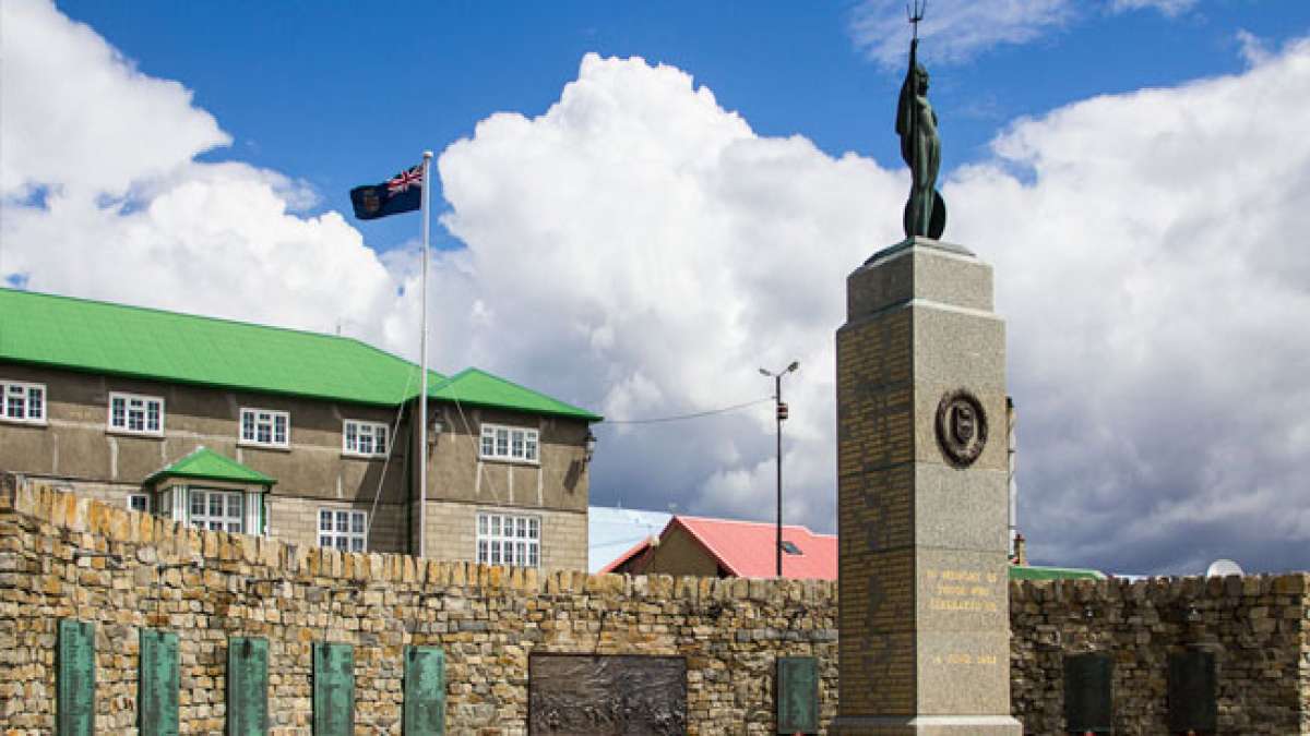 Feiern Sie den Tag der Befreiung auf den Falklandinseln und Südgeorgien und den Südlichen Sandwichinseln und erinnern Sie sich an das Ende der argentinischen Besetzung im Jahr 1982. Feiern Sie den Tag der Befreiung auf den Falklandinseln und Südgeorgien und den Südlichen Sandwichinseln und erinnern Sie sich an das Ende der argentinischen Besetzung im Jahr 1982.