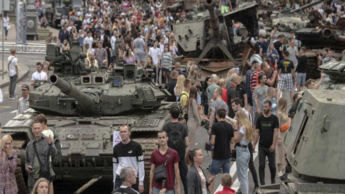 Feiern Sie den Tag der Befreiung Kiews, als die Stadt im Zweiten Weltkrieg von der Besatzung befreit wurde.