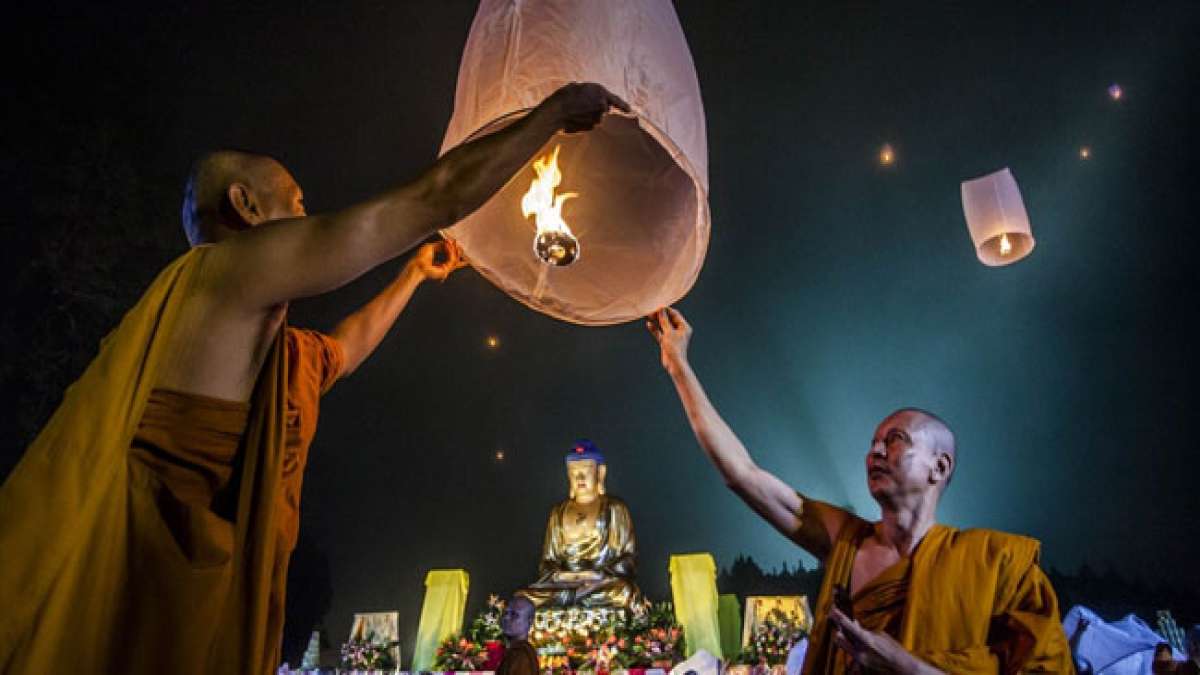 Erkunden Sie die faszinierende Welt des Buddhismus am Vesak-Tag: Ein heiliger Moment, der die Geburt, Erleuchtung und das Erdenverlassen des Buddha ehrt.