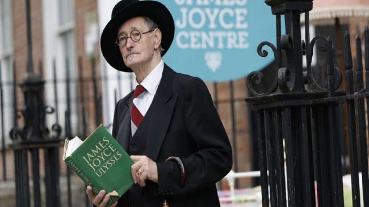 Feiern Sie den literarischen Meilenstein Ulysses von James Joyce am Blütentag (Bloomsday) am 16. Juni. Feiern Sie den literarischen Meilenstein Ulysses von James Joyce am Blütentag (Bloomsday) am 16. Juni.