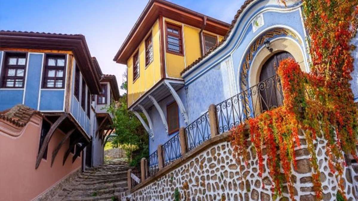 Erfahren Sie mehr über den berühmten Tag der Befreiung und die reiche Weintradition dieses faszinierenden Landes.