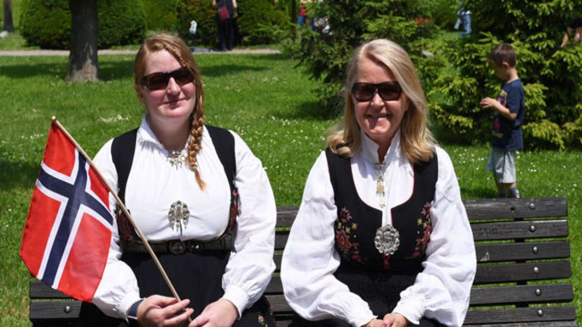 Erleben Sie die tiefen Seen, den Respekt für Fisch, und erfahren Sie, warum auf der Insel Svalbard das Sterben verboten ist. Erleben Sie die tiefen Seen, den Respekt für Fisch, und erfahren Sie, warum auf der Insel Svalbard das Sterben verboten ist.