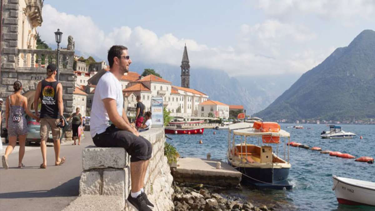 Entdecken Sie die natürliche Schönheit dieses Landes, einschließlich des atemberaubenden Tara-Canyons, und feiern Sie den Nationalfeiertag der Republik Montenegro am 21. Mai. Entdecken Sie die natürliche Schönheit dieses Landes, einschließlich des atemberaubenden Tara-Canyons, und feiern Sie den Nationalfeiertag der Republik Montenegro am 21. Mai.