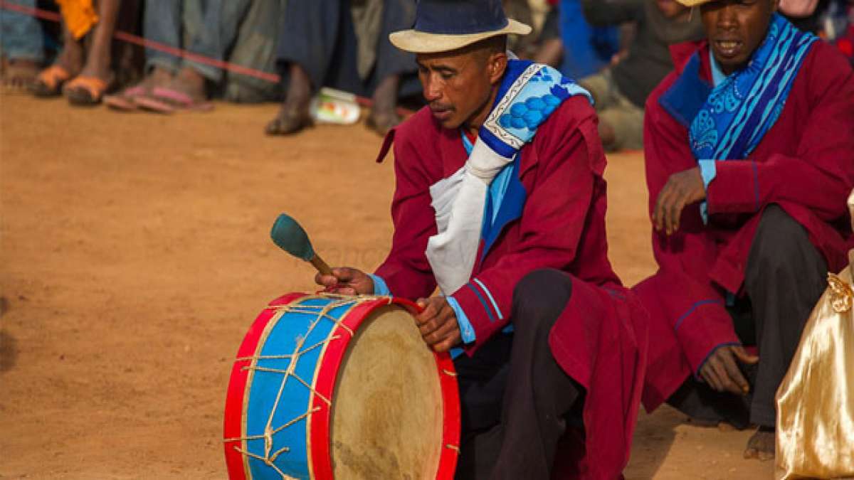 Willkommen in Madagaskar - wo Natur und Kultur in atemberaubender Harmonie verschmelzen!
