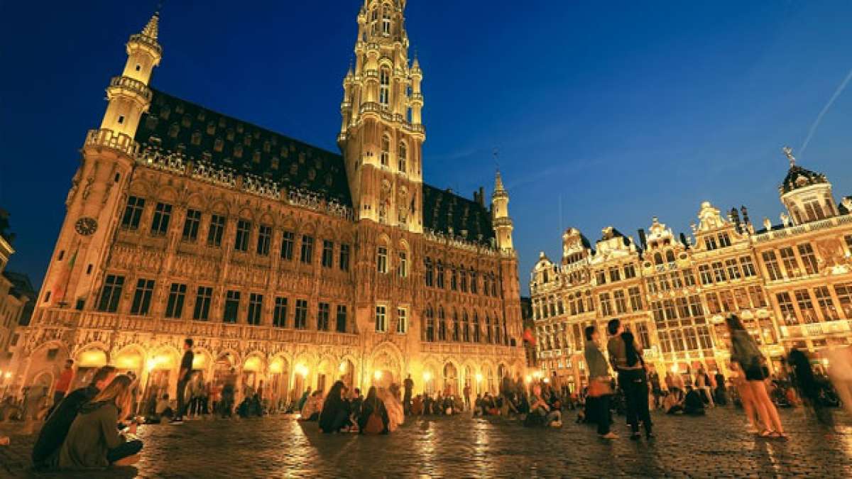 Tauchen Sie ein in die reiche Kultur und das Erbe Belgiens, das an diesem besonderen Tag zelebriert wird. Tauchen Sie ein in die reiche Kultur und das Erbe Belgiens, das an diesem besonderen Tag zelebriert wird.