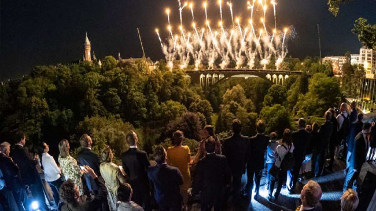 Willkommen zu einem Festtag, der Tradition und Moderne in einem der sichersten Länder der Welt vereint!