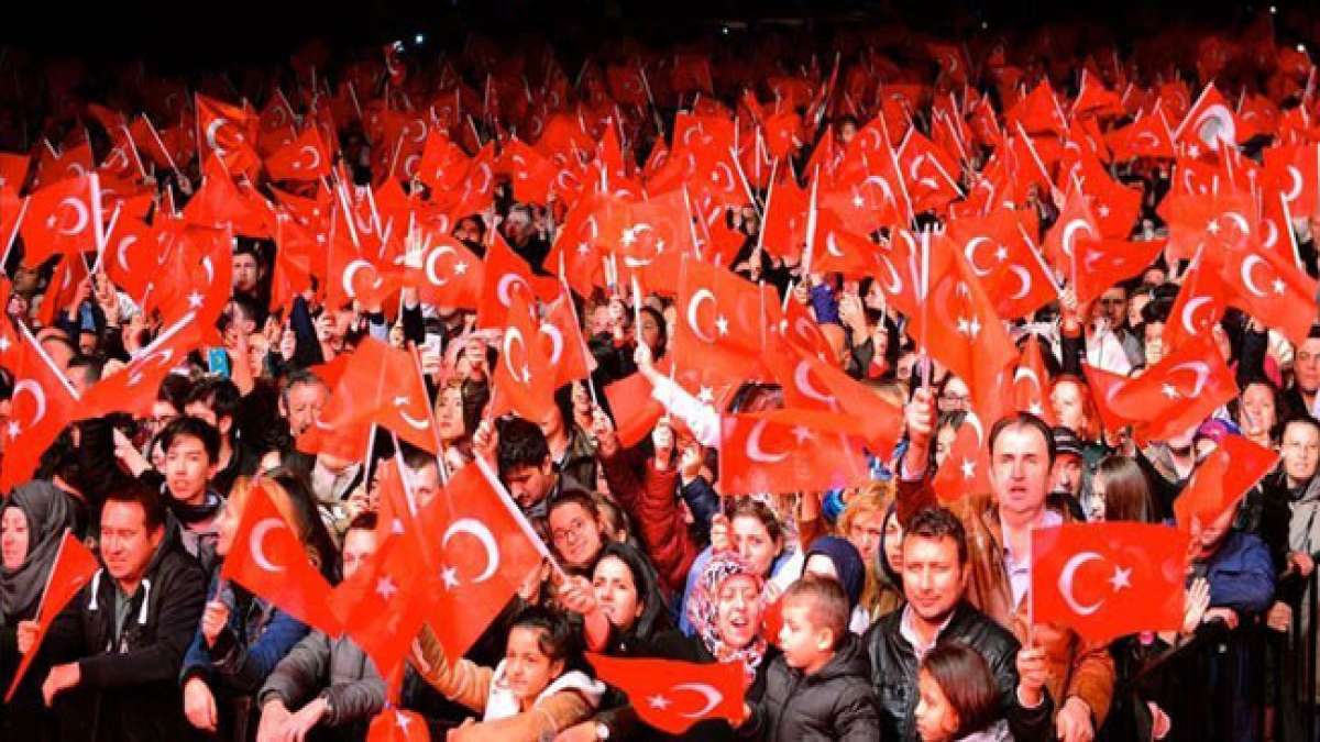 Er erinnert an die Rede von Präsident Atatürk zur Ausrufung der Republik im Jahr 1923. Es finden traditionelle Festveranstaltungen statt.