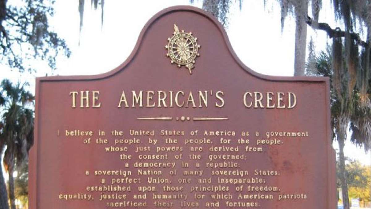 Verabschiedet vom Repräsentantenhaus der USA im Jahr 1918, betont es die Prinzipien der Freiheit, Gleichheit und Gerechtigkeit, die das Land gründeten, und erinnert daran, dass es eine Pflicht ist, diese Werte zu schützen und zu ehren.