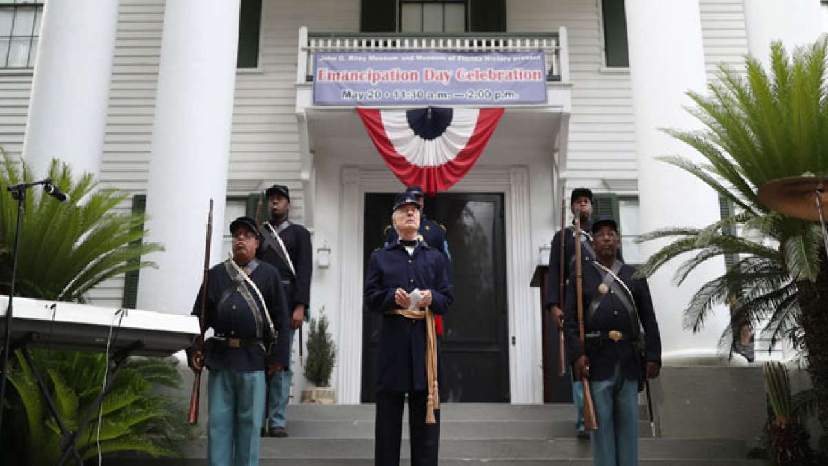 Erfahren Sie mehr über die beeindruckende Tradition, bei der General McCook und Unionssoldaten die historische Rede auf den Stufen des Knott House in Tallahassee nachstellen.