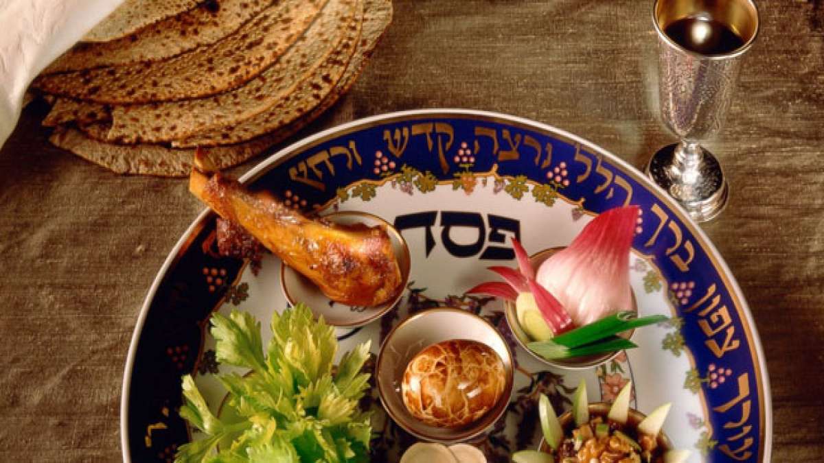 Erleben Sie die reiche Tradition des Passahfests, das den Frühling und die Geschichte Israels feiert.