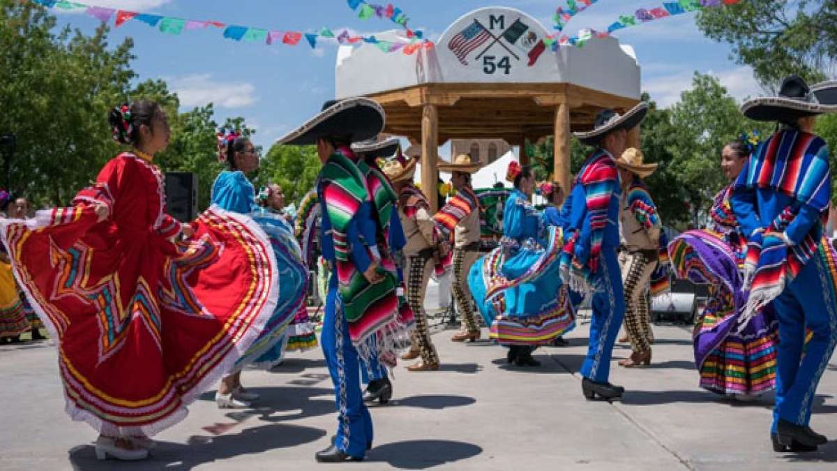 Erfahren Sie, wie sich Cinco de Mayo in den Vereinigten Staaten zu einer Freude über die mexikanische Kultur und das Erbe entwickelt hat, mit Paraden, Musik, Tanz und leckerem Essen.