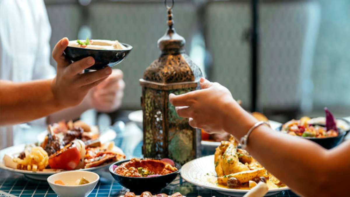 Erleben Sie die spirituelle Tiefe des Ramadan, einen der fünf Grundpfeiler des Islam, in dem Muslime weltweit fasten, um der ersten Offenbarung des Korans an Mohammed zu gedenken.