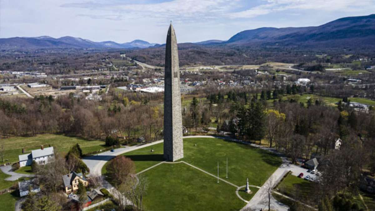 Dieser einzigartige staatliche Feiertag ehrt die Tapferkeit und den Patriotismus derjenigen, die für die Unabhängigkeit der Vereinigten Staaten kämpften.