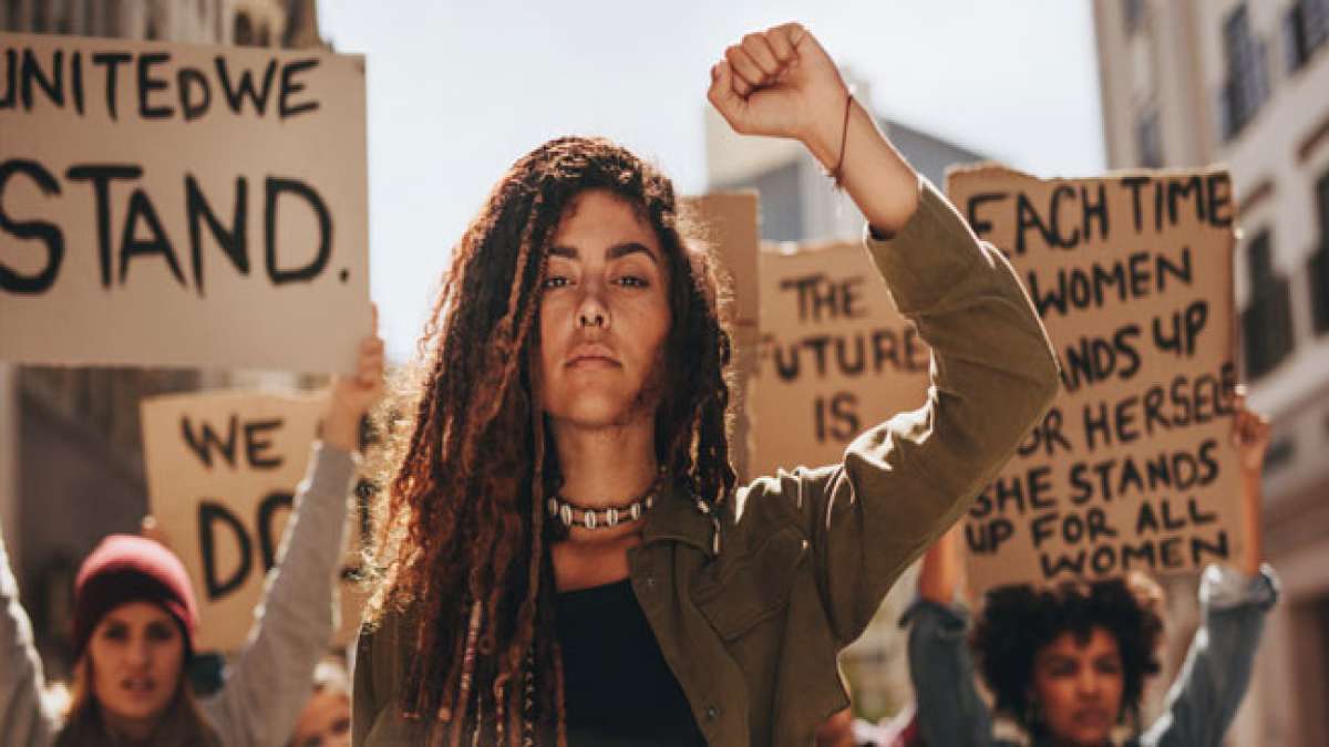 Seit 1972 wird dieser bedeutende Tag von jedem Präsidenten gewürdigt und erinnert an den Meilenstein, der die politische Teilhabe von Frauen in der amerikanischen Geschichte markiert.