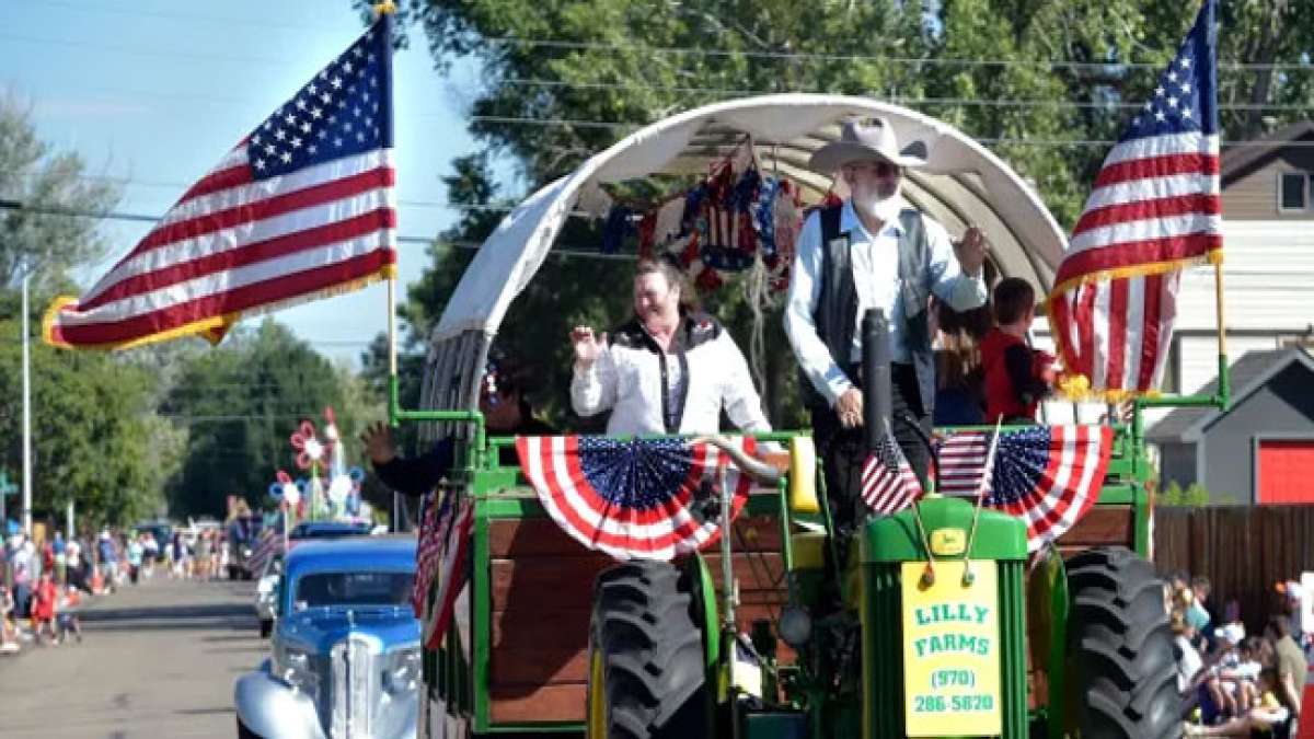 Genießen Sie eine dynamische Parade, lokale Köstlichkeiten, Wettbewerbe, Live-Unterhaltung und ein atemberaubendes Abschlusskonzert mit Feuerwerk, alles an einem unvergesslichen Tag am dritten Samstag im September.