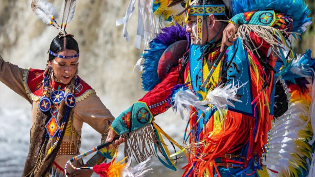 Feiern Sie den Native American Day in South Dakota, der die Versöhnung zwischen amerikanischen Ureinwohnern und Weißen ehrt.