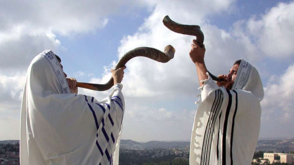 Erleben Sie die festliche Pracht von Rosch Haschana, dem jüdischen Neujahrsfest, das die Schöpfung und menschliche Reue feiert.