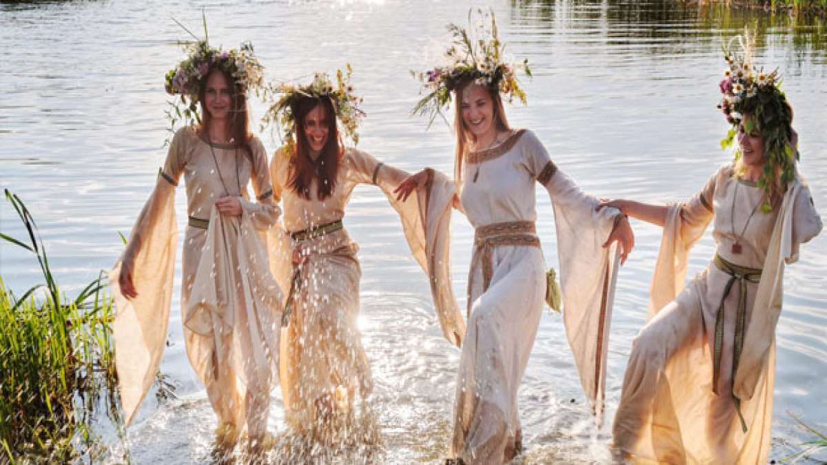 Feiern Sie den Internationalen Johannistag am 24. Juni und die Johannisnacht am 23. Juni mit Traditionen, Umzügen, Lagerfeuern und Festessen.