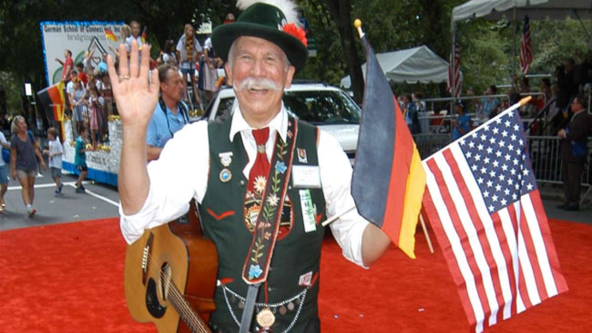 Der Feiertag erinnert an das Datum im Jahr 1683, als 13 deutsche Familien aus Krefeld in Philadelphia landeten und Germantown, Pennsylvania, gründeten, die erste deutsche Siedlung in den ursprünglichen dreizehn amerikanischen Kolonien.