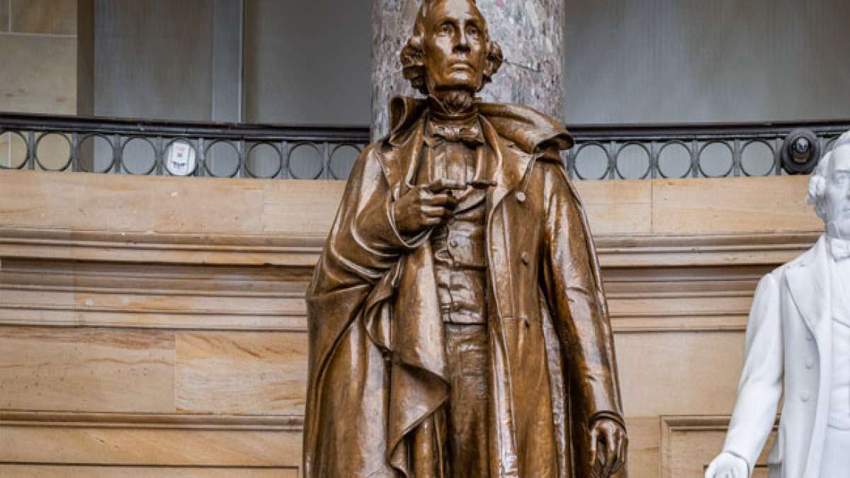 Sein Geburtstag wird in Mississippi am letzten Montag im Mai gefeiert, zusammen mit dem National Memorial Day, und sein Vermächtnis wird durch den Jefferson Davis National Highway und den Jefferson Davis County geehrt.