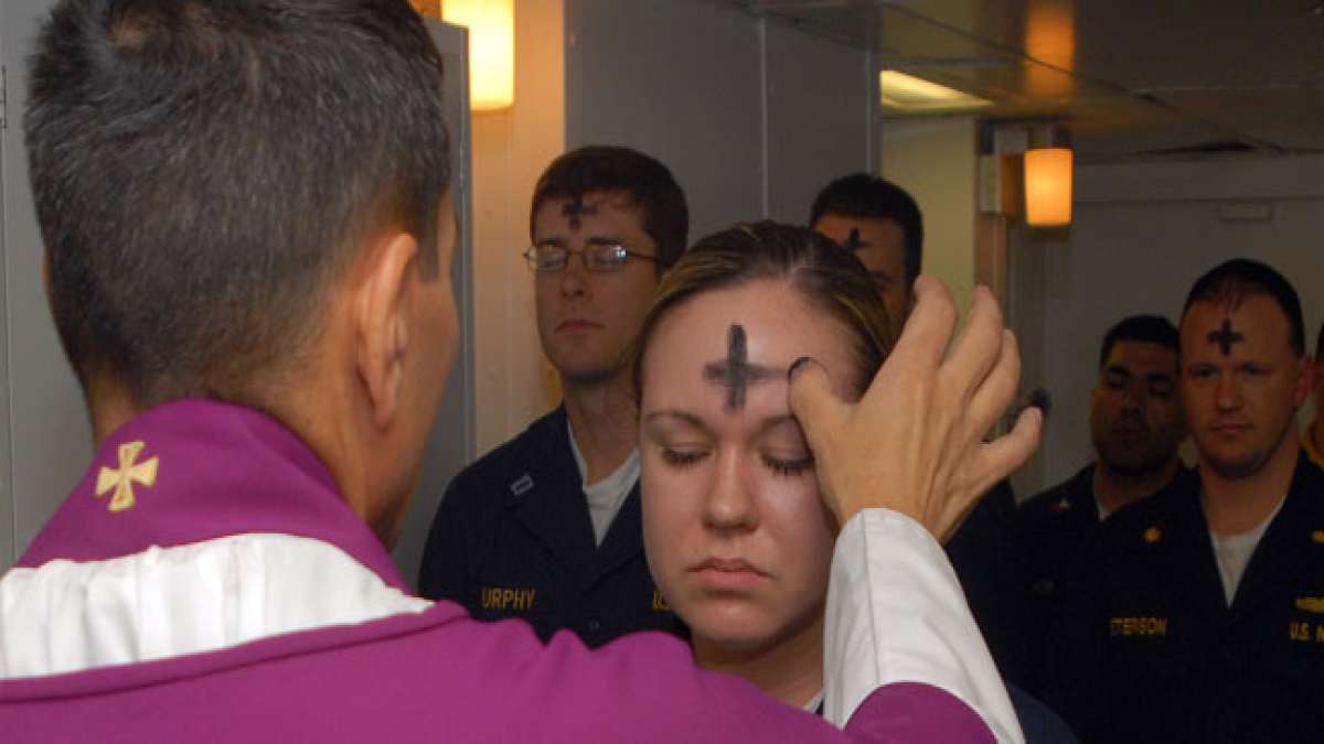 Erleben Sie die Traditionen des Aschermittwochs im christlichen Glauben.