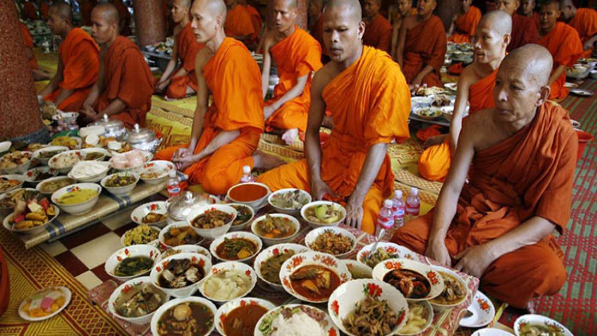Erleben Sie die einzigartige spirituelle Tradition von Pchum Ben in Kambodscha, ein 15-tägiges buddhistisches Fest, das die Verehrung der Vorfahren und das Teilen von Essen mit Mönchen zelebriert.
