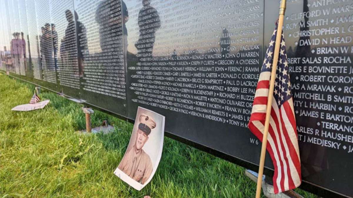 Gedenken Sie des selbstlosen Dienstes und Opfers der Vietnam-Veteranen aus Ohio. Gedenken Sie des selbstlosen Dienstes und Opfers der Vietnam-Veteranen aus Ohio.