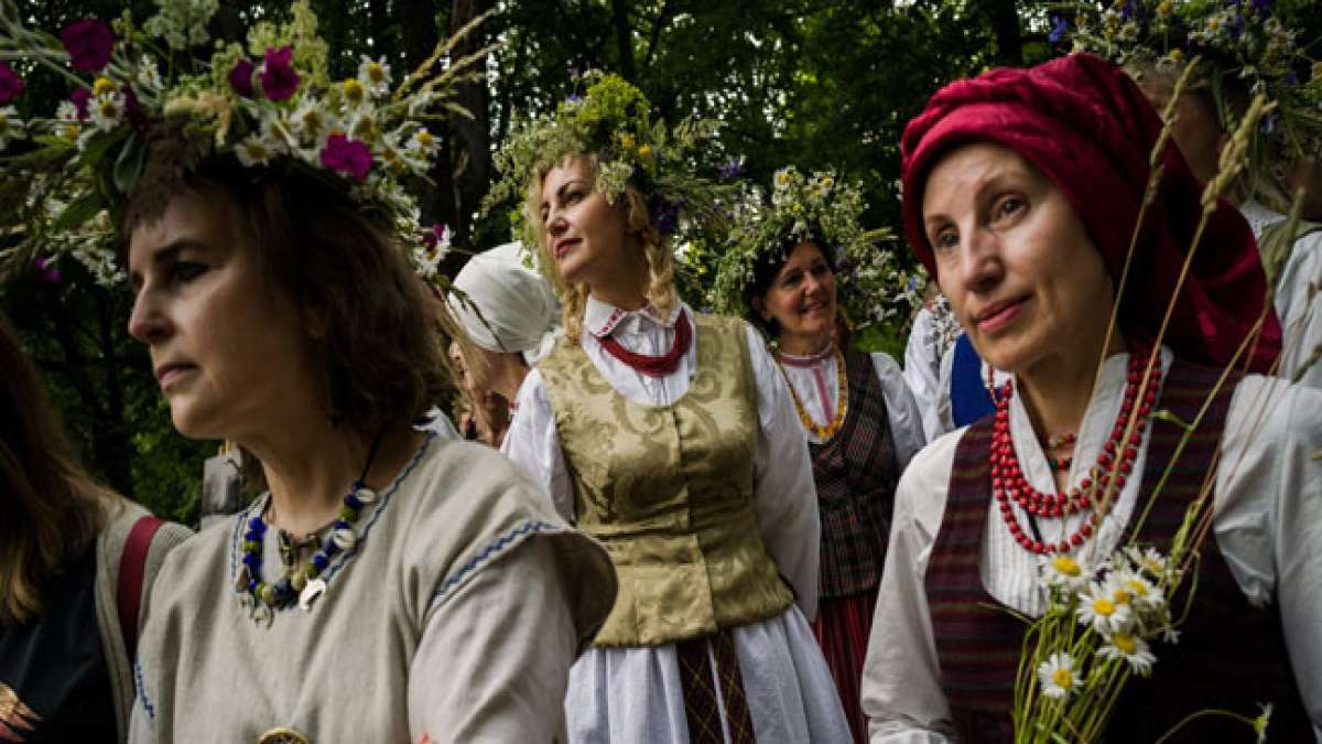 Feiern Sie den bezaubernden Johannistag in Litauen am 24. Juni mit lebhaften Traditionen wie Gesang, Tanz, magischen Bräuchen und vielem mehr.