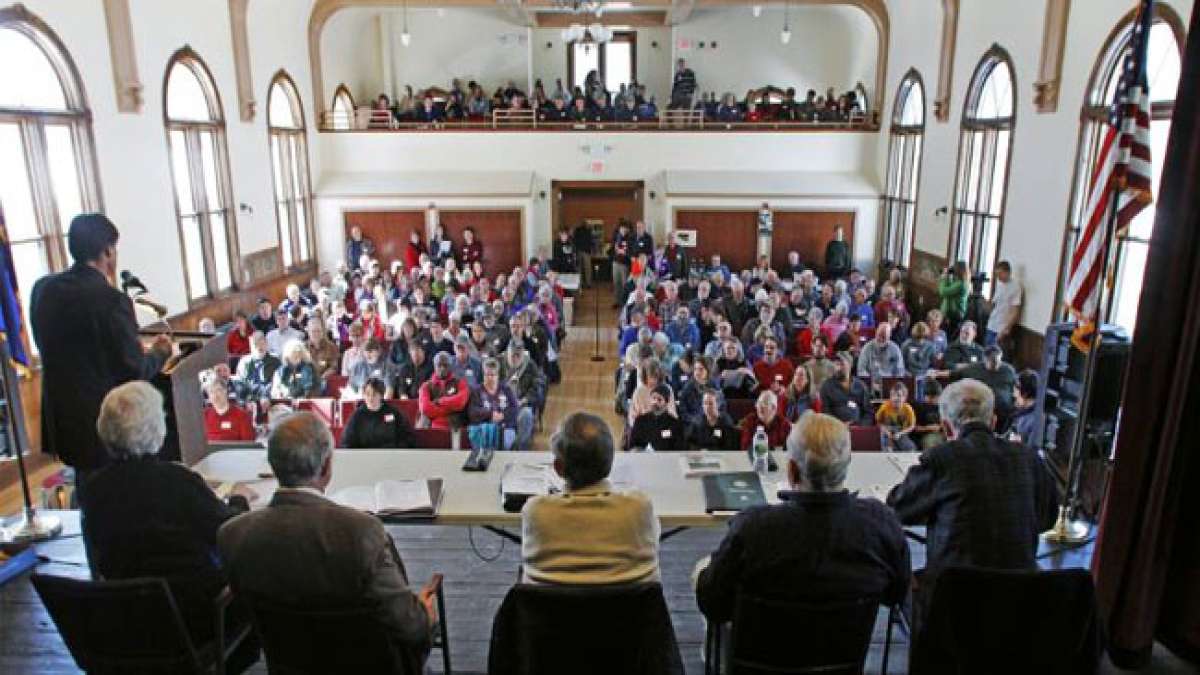 Tauchen Sie ein in die lebendige Tradition der Stadtversammlungen in Vermont, die seit mehr als zwei Jahrhunderten die Bürger zusammenbringt, um wichtige Fragen zu erörtern. Tauchen Sie ein in die lebendige Tradition der Stadtversammlungen in Vermont, die seit mehr als zwei Jahrhunderten die Bürger zusammenbringt, um wichtige Fragen zu erörtern.