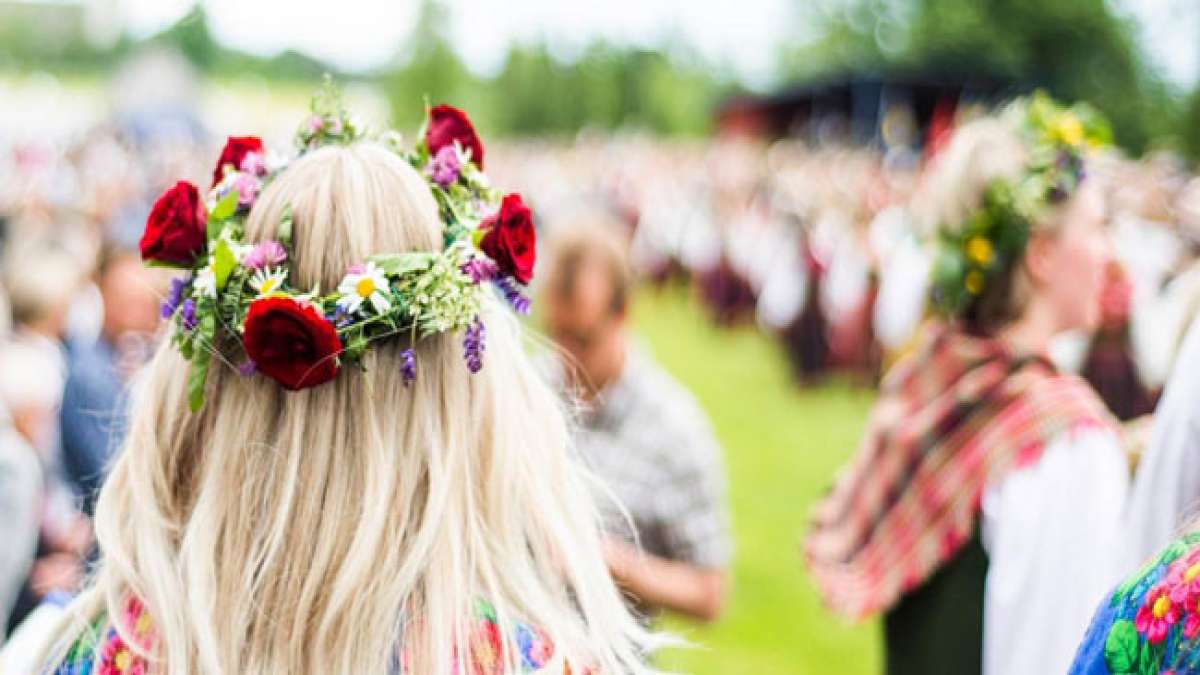 Feiern Sie das traditionelle Sânzienă-Fest in den malerischen Westkarpaten und Rumänien, eine Hommage an zarte Feen und die Geburt des Heiligen Johannes des Täufers.