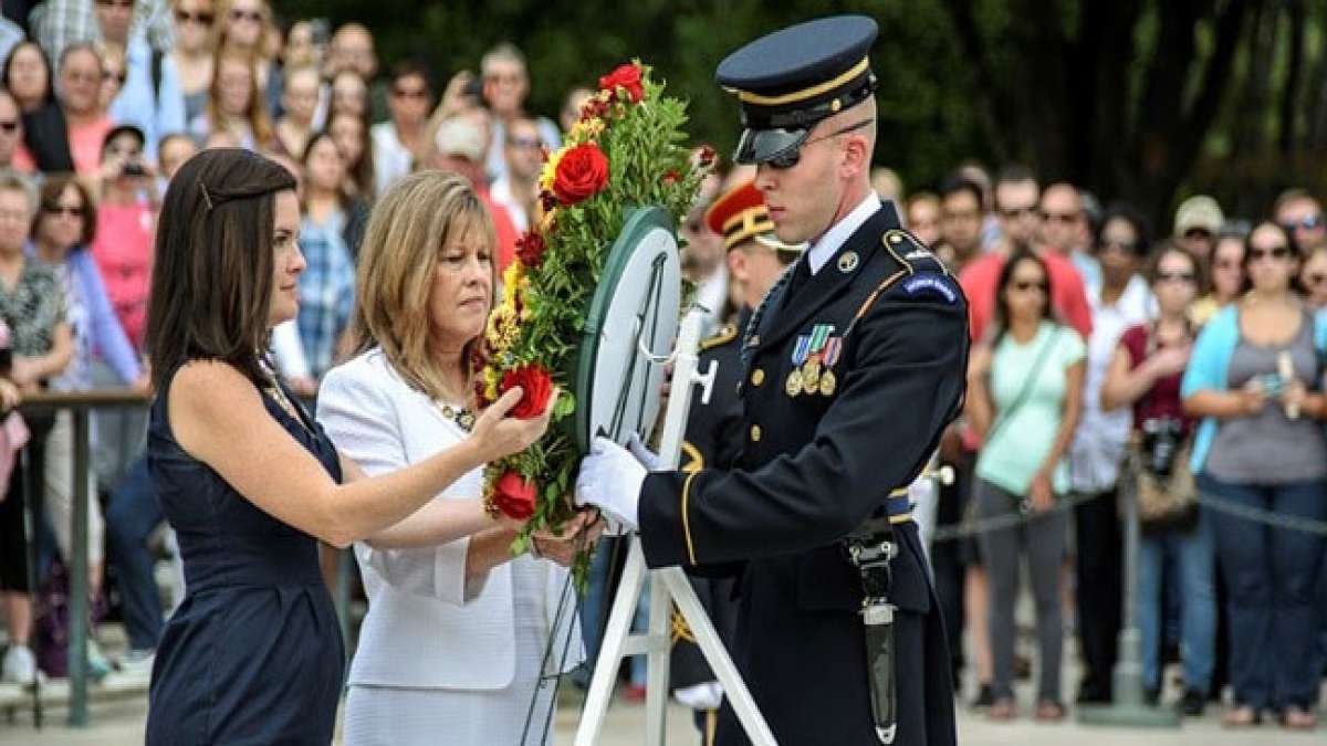 American Gold Star Mothers, Inc. (AGSM) ehrt ihr Vermächtnis und ihre Hingabe jedes Jahr am letzten Sonntag im September. American Gold Star Mothers, Inc. (AGSM) ehrt ihr Vermächtnis und ihre Hingabe jedes Jahr am letzten Sonntag im September.