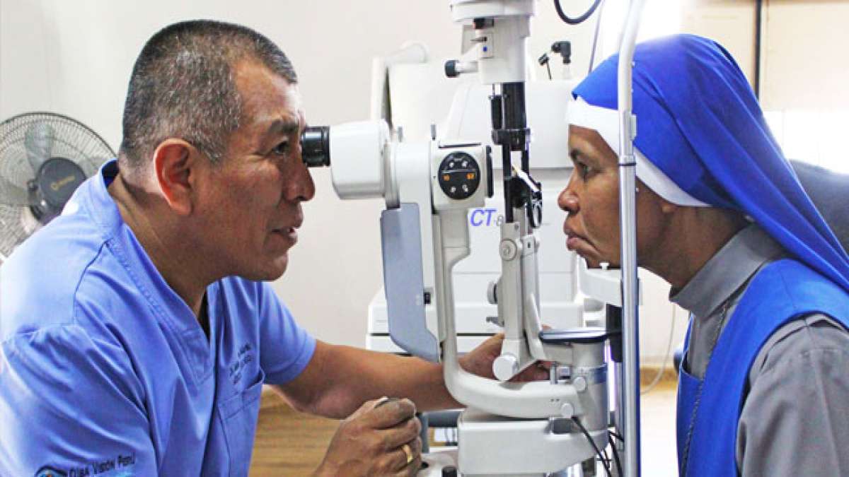 Tauchen Sie ein in die faszinierende Arbeit von Optikern und Augenärzten, die nicht nur Sehstörungen behandeln, sondern auch eine Vielzahl von Augenerkrankungen diagnostizieren, forschen und das Wissen um die Sehkraft pflegen.